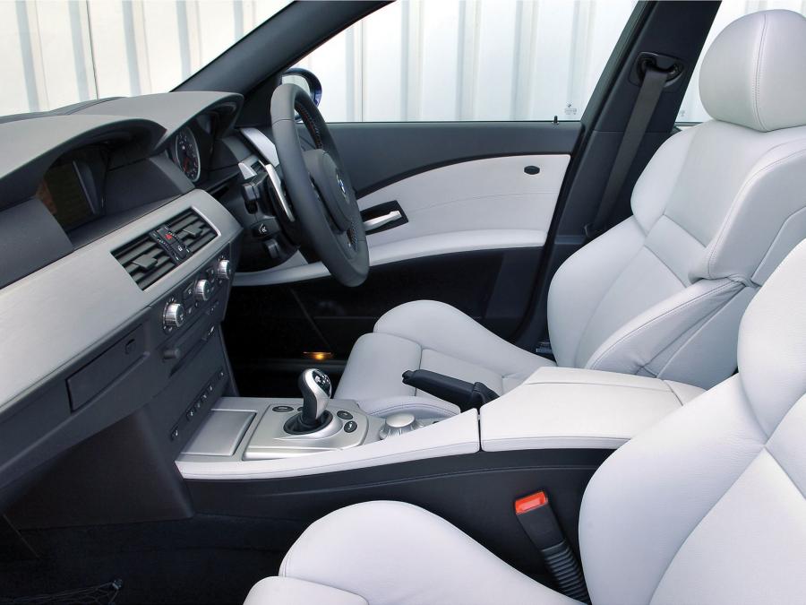 Интерьер BMW M5 (E60) 2005 года  (UK) (фото 21 из 21)